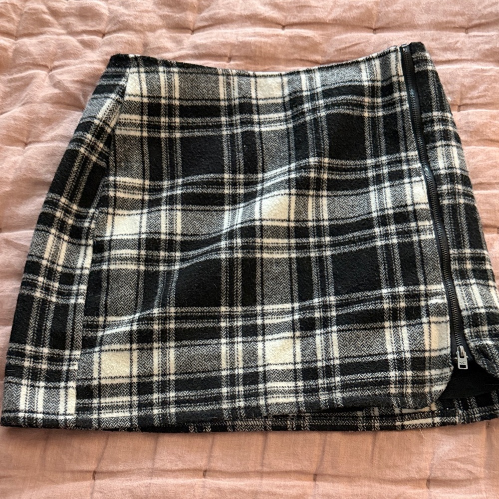 Hollister Wool Plaid Mini skirt 
Size 3 
Zip closure